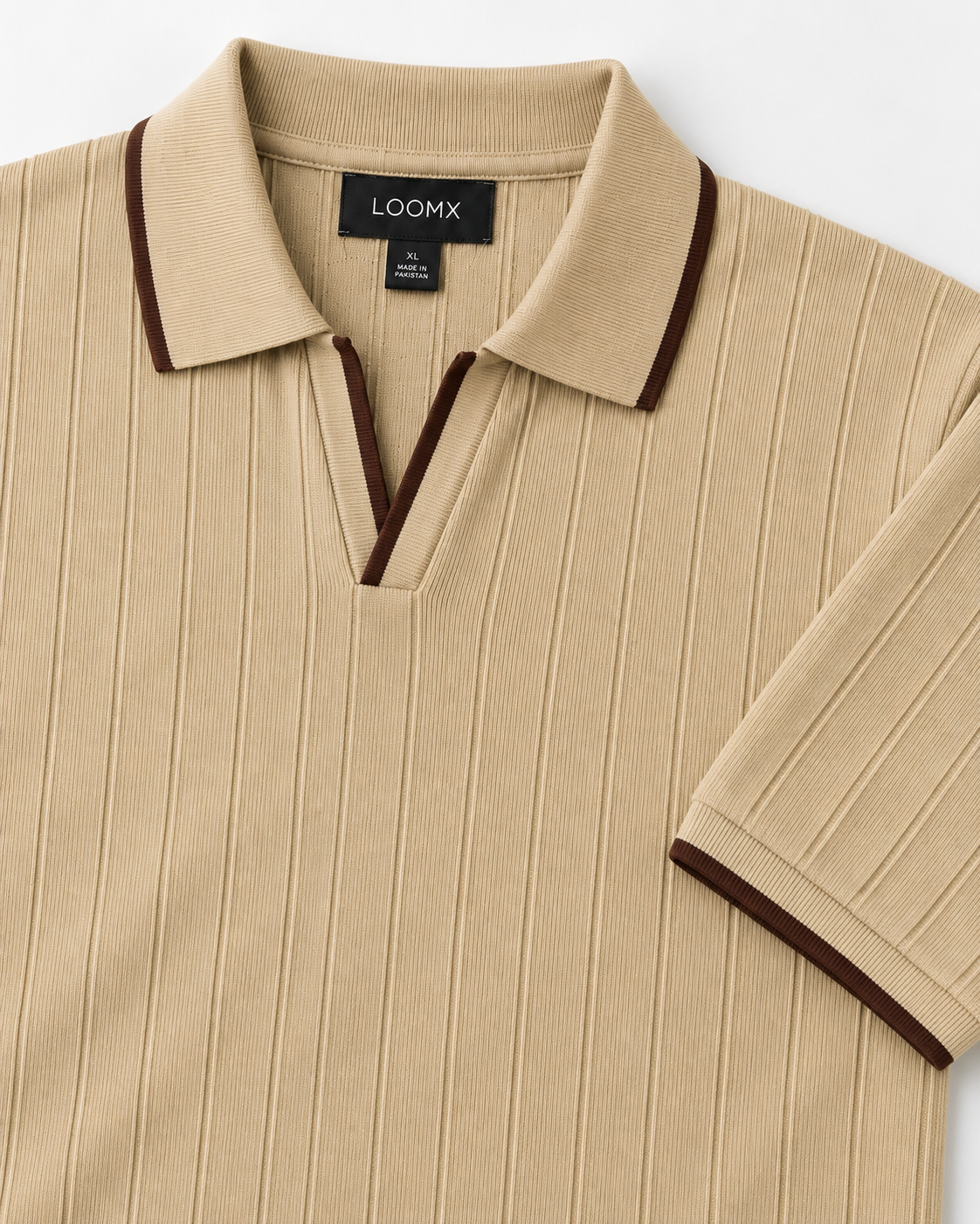 Beige drop needle polo open V neckline and dark brown contrast tipping — detail